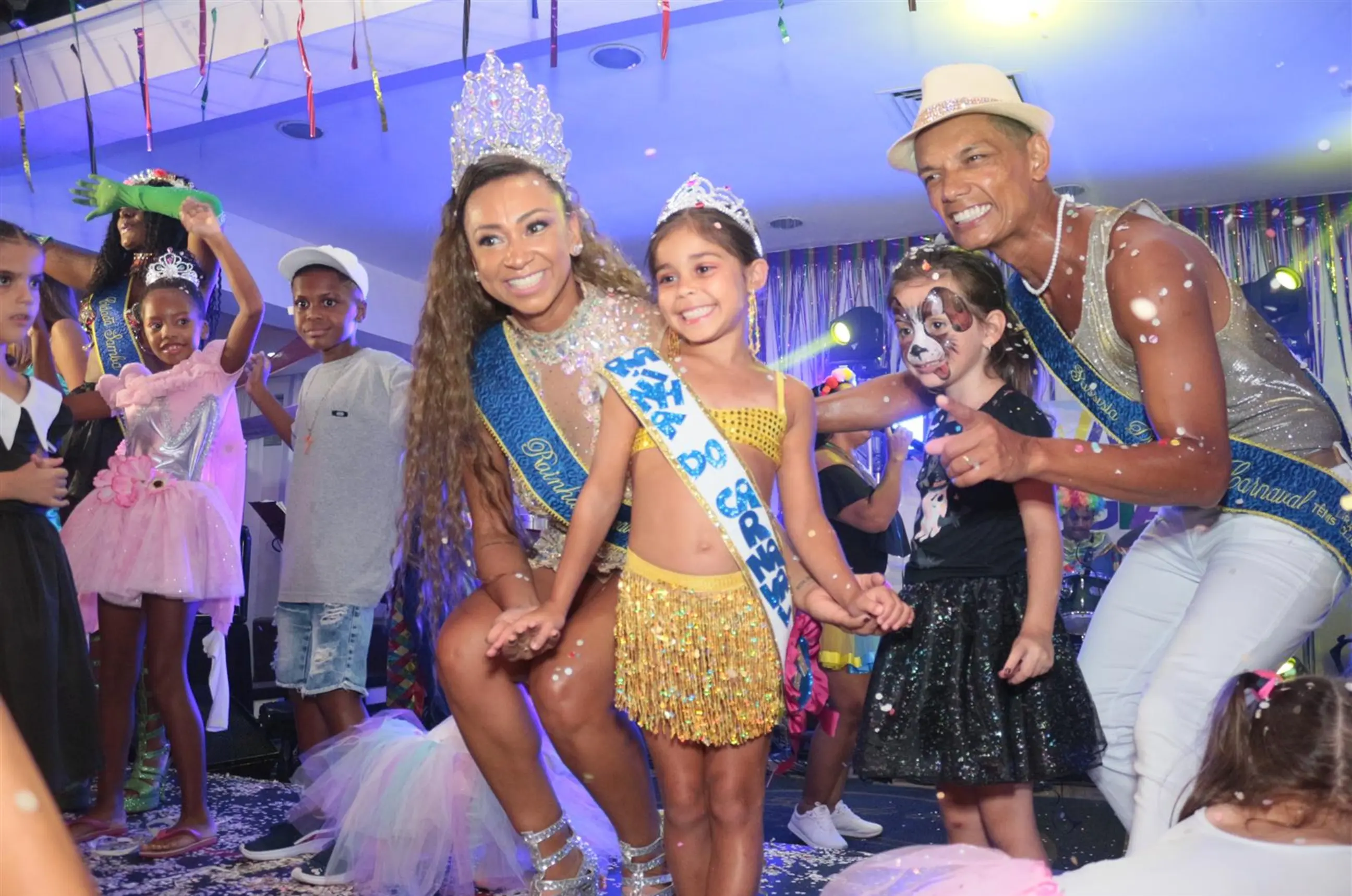 Dois bailinhos infantis marcam a tradição de geração para geração no Carnaval dos 100 anos do Lira Tênis Clube  