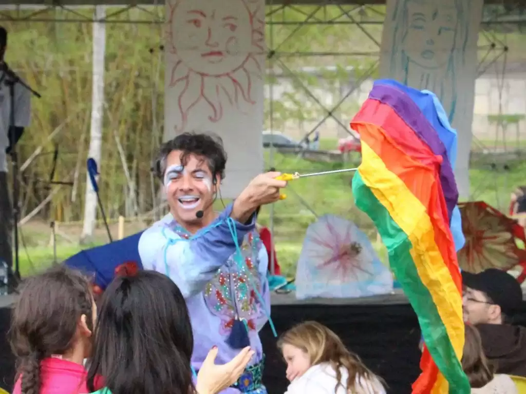 Cidade da Chuva, com o Pequeninus Grupo de Arte, é atração deste Domingo com Teatro