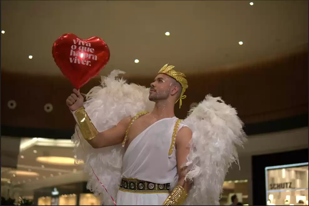 Cupido aterrissa no Continente Shopping e distribui experiências no Dia dos Namorados