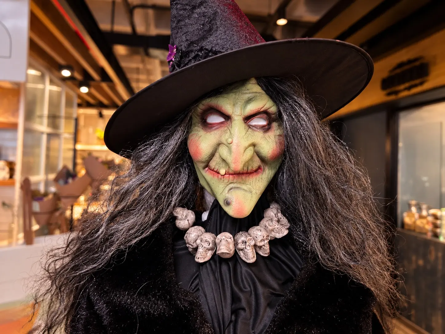 Pátio Milano transforma Halloween em experiência de terror para crianças e promove show de rock
