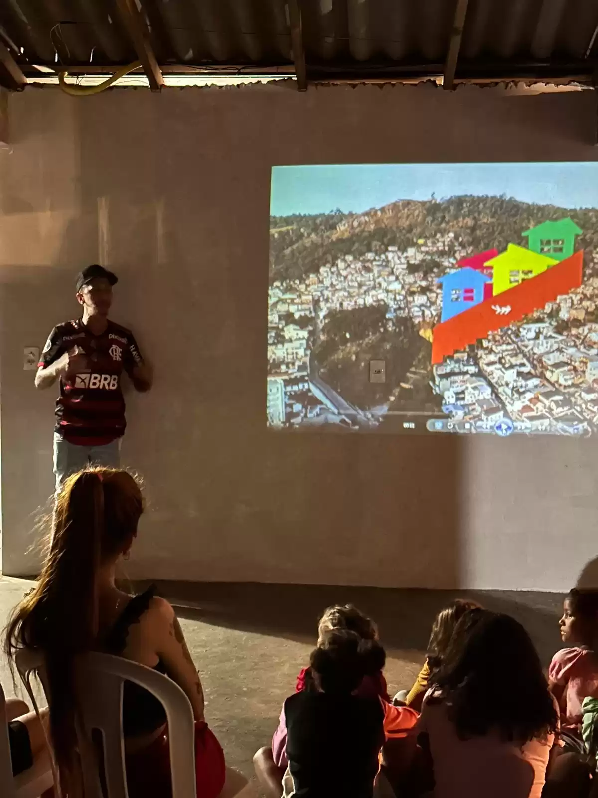 Documentário sobre intervenções artísticas é apresentado para a comunidade da Mariquinha