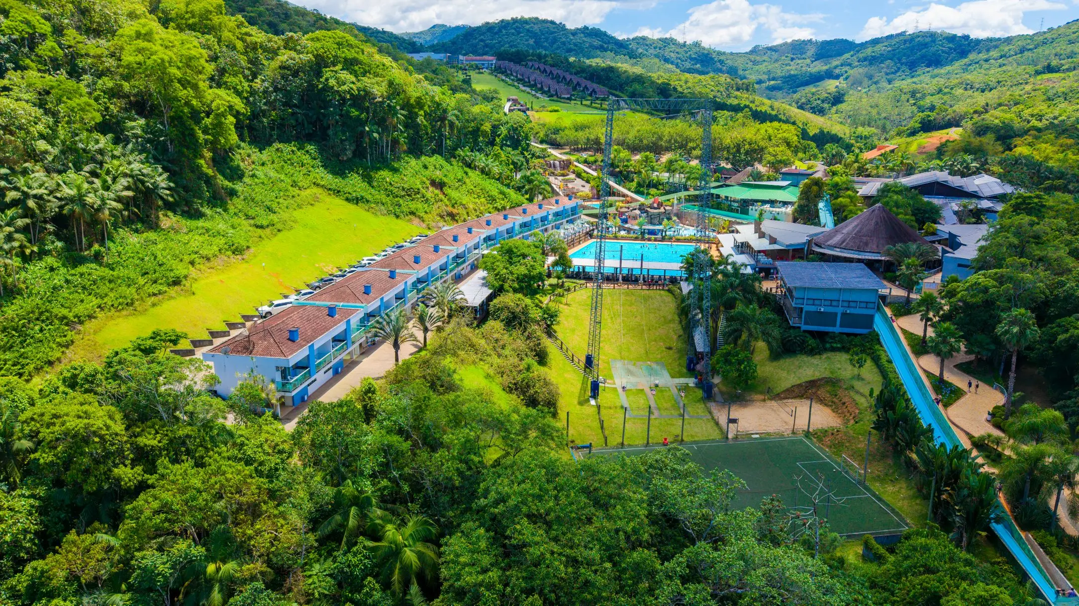 Maior balanço do Brasil fica em parque aquático de Santa Catarina e chega a 40 metros de altura