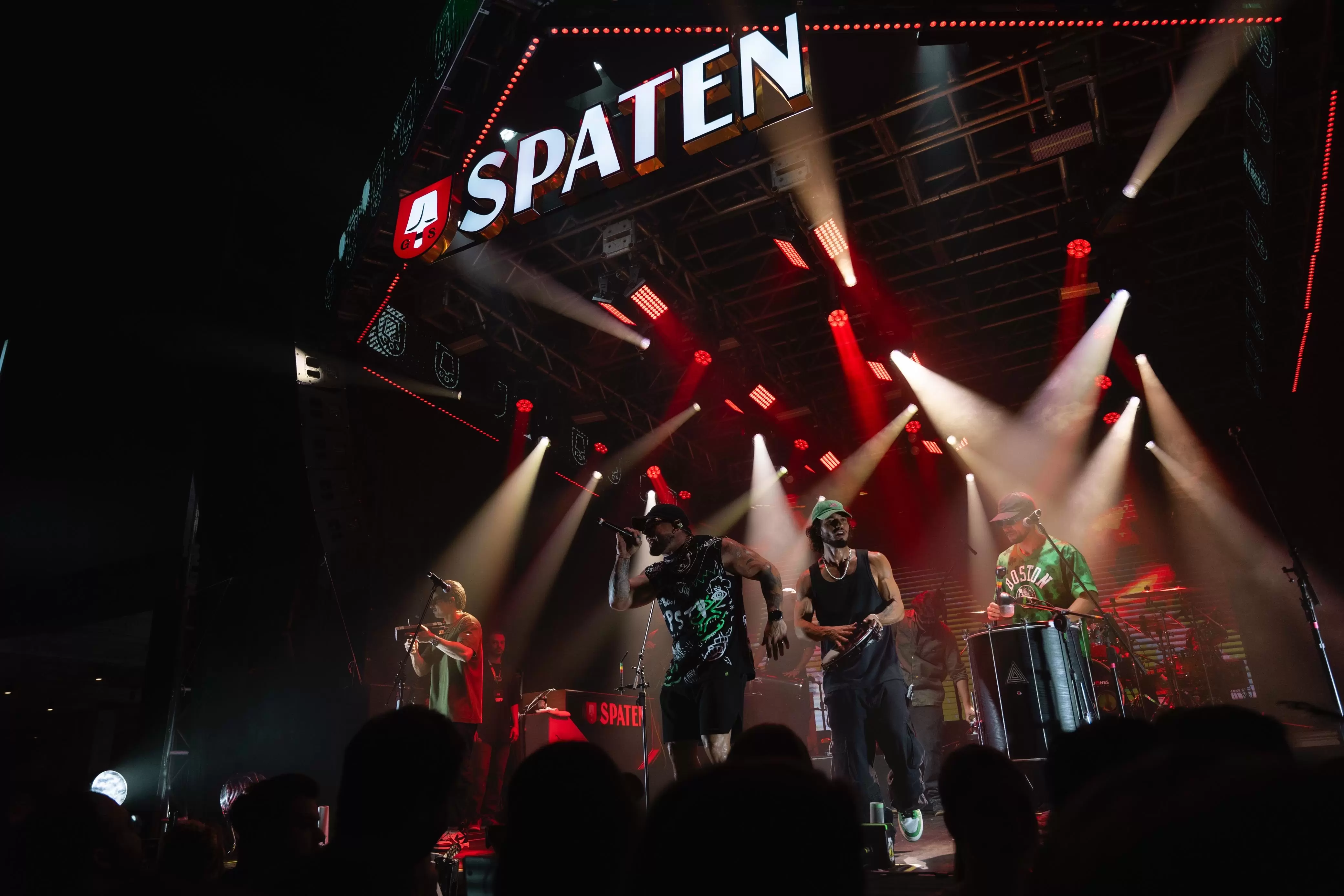 Camarote Spaten encerra edição histórica com show vibrante de Atitude 67