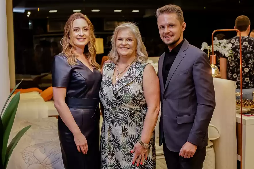 Festa marca a reinauguração da Reveev Colchões, em Joinville