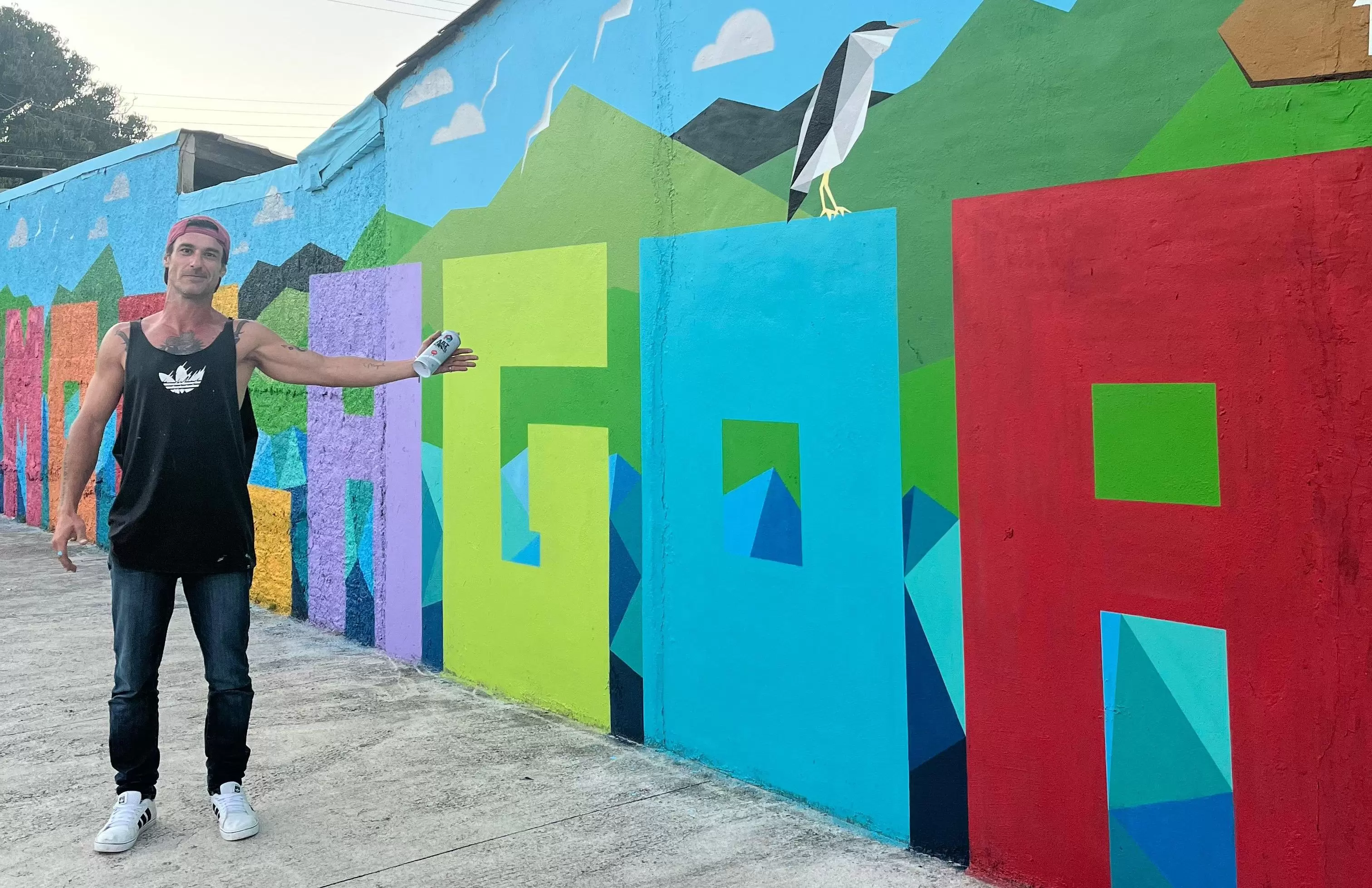 Binário da Lagoa da Conceição se transforma em galeria de arte a céu aberto