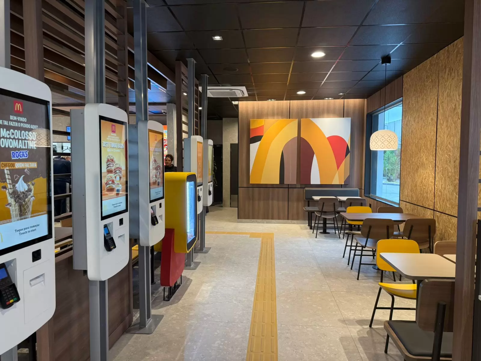 McDonald's moderniza restaurante em Balneário Camboriú e anuncia geração de empregos na cidade
