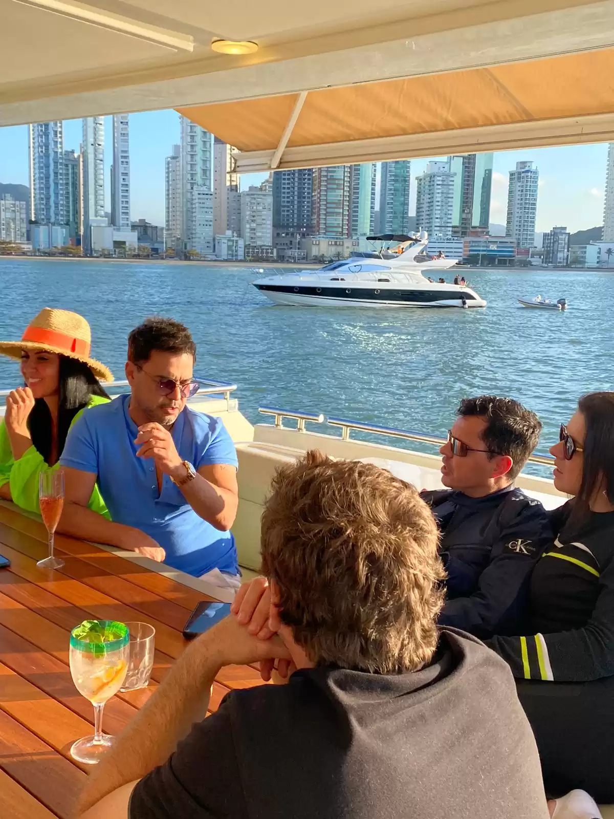 Zezé di Camargo desfruta seu barco no litoral catarinense - Clube do Champanhe