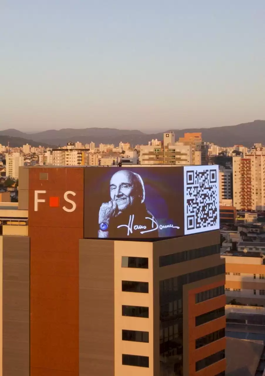  HANS DONNER ESCOLHE MEGATELA DO FLORIPA SQUARE PARA LANÇAR SUA PRIMEIRA ARTE DIGITAL NFT