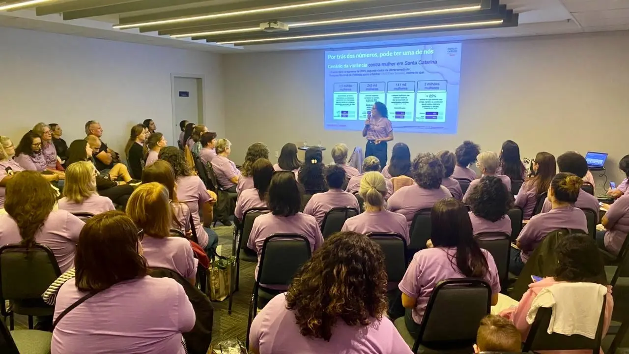 Instituto Natura e Avon levam debate sobre violência contra a mulher a Consultoras de Beleza em Joinville