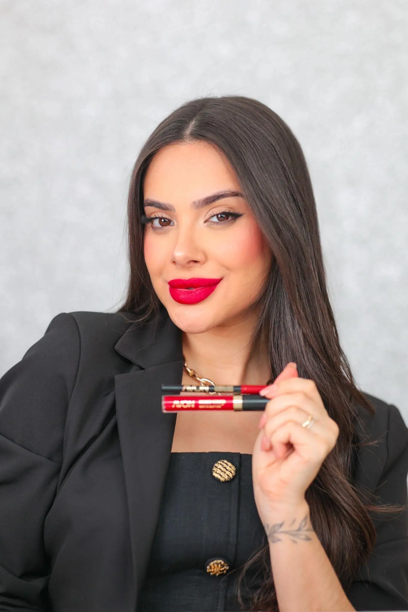Pensou Batom, pensou Avon: influencer Ju Leme revela dicas de como aderir a tendência do Lip Combo no dia do Batom