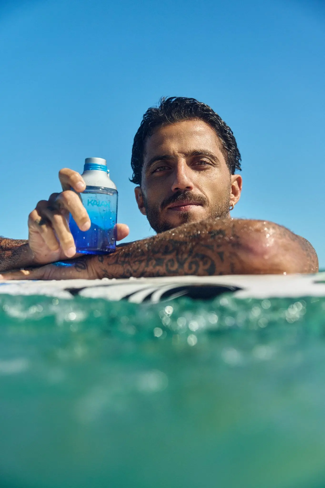 Natura Kaiak amplia território de lifestyle em movimento com Veigh e Filipe Toledo na etapa brasileira do Vivo Rio Pro da WSL