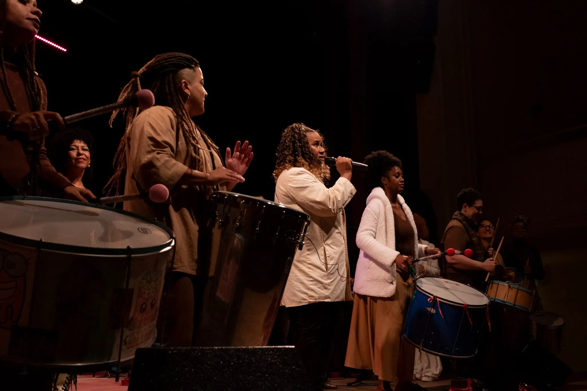 Espetáculo de Negra Si ocupa o Teatro da Ubro com sessão gratuita nesta sexta-feira