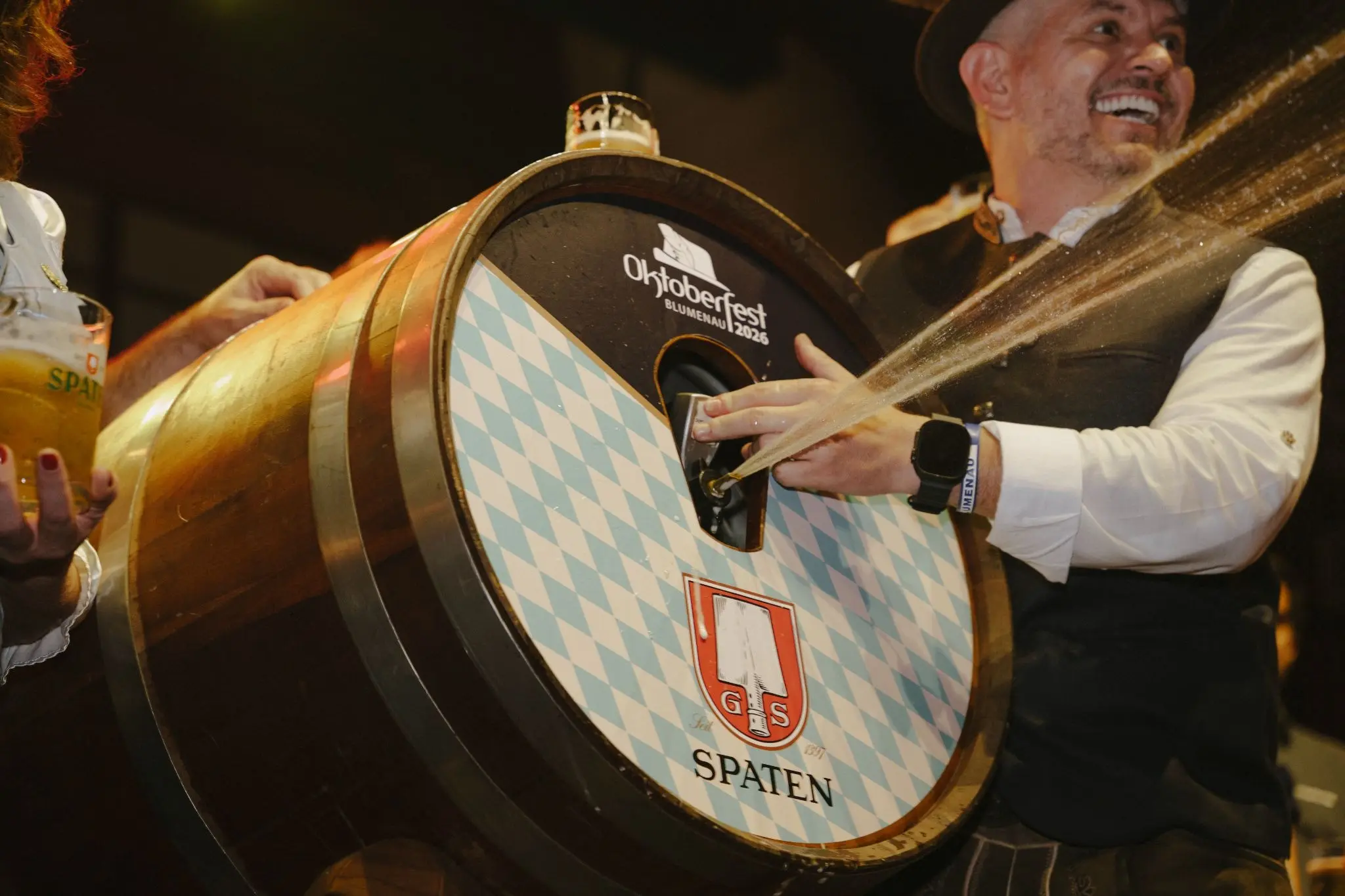 Brinde que une Munique e Blumenau dá início à 41ª Oktoberfest no Brasil