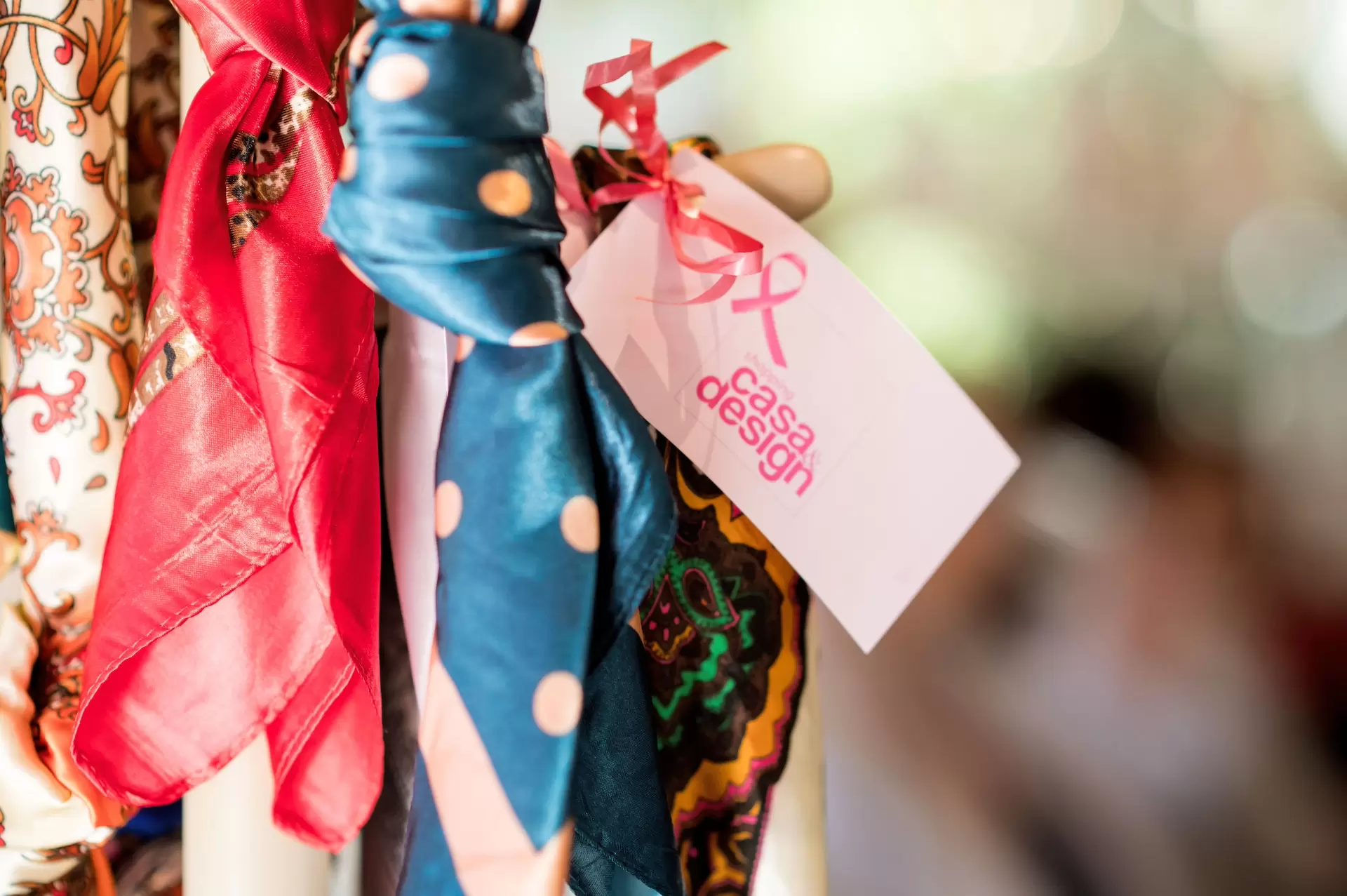 Dia Rosa Casa & Design angaria doação de 500 lenços para o CEPON