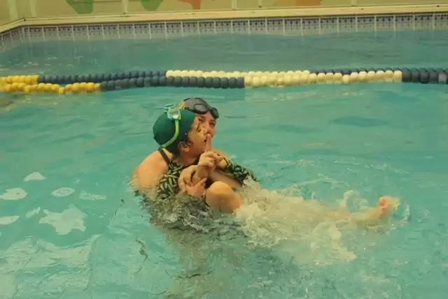 Lira Tênis Clube abre turma de natação para autistas