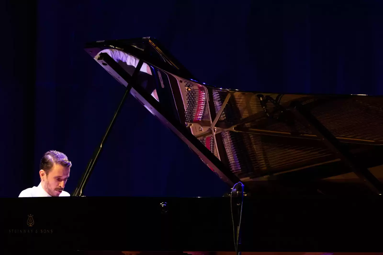Pianista Pablo Rossi une música, literatura e artes plásticas em concerto gratuito em Florianópolis