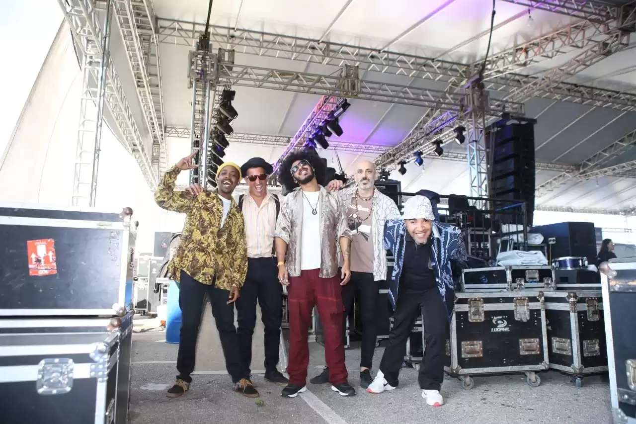 Projeto que revisita repertório de Dominguinhos com versões em black music faz show no TUM Happy Sunset em Florianópolis