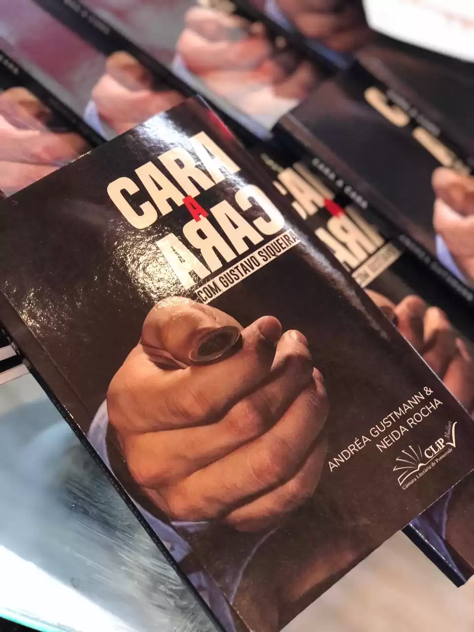 TARDE FESTIVA MARCA O LANÇAMENTO DO LIVRO “CARA A CARA COM GUSTAVO SIQUEIRA” EM POMERODE