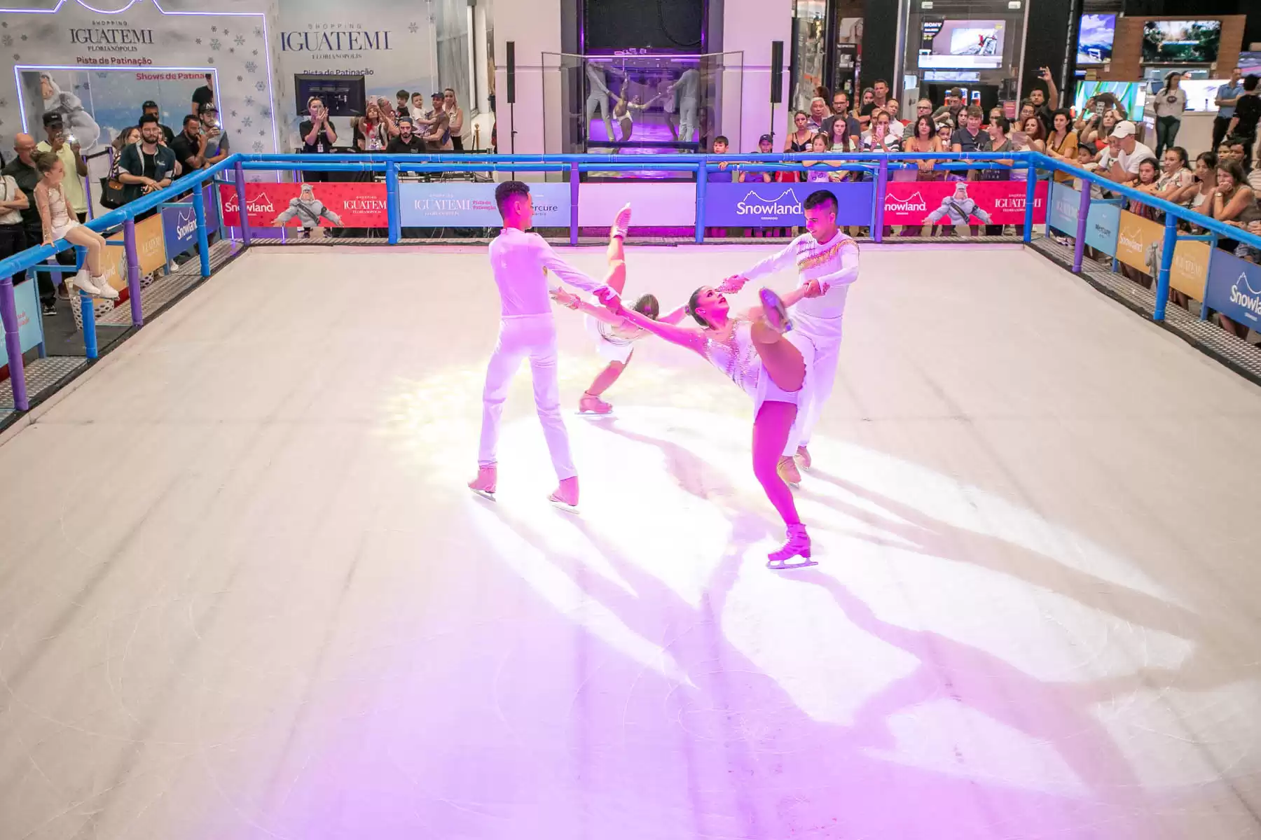 Villa Romana Shopping recebe pista de patinação no gelo