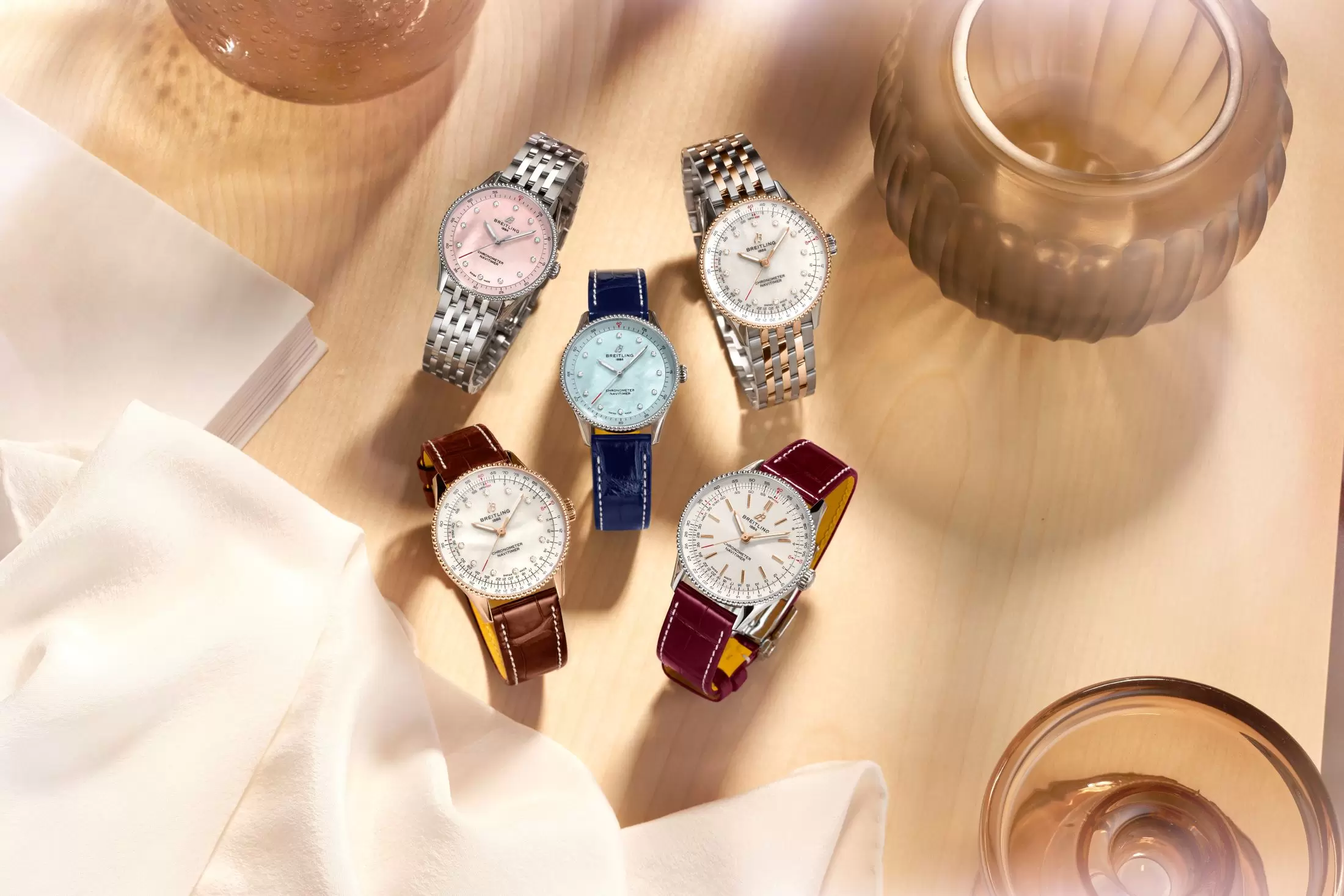 Breitling apresenta os novos relógios Navitimer 36 e 32 em campanha estrelada por Charlize Theron
