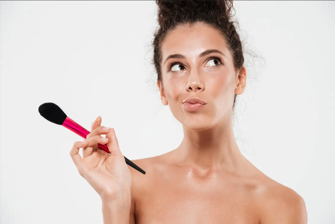 Anti-blush troca bochechas rosadas por efeito esculpido e discreto