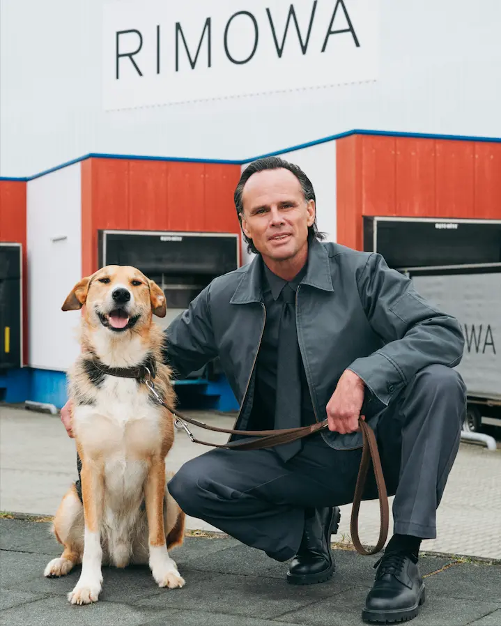 Rimowa lança exclusiva case de dardos em alumínio com campanha estrelada por Walton Goggins