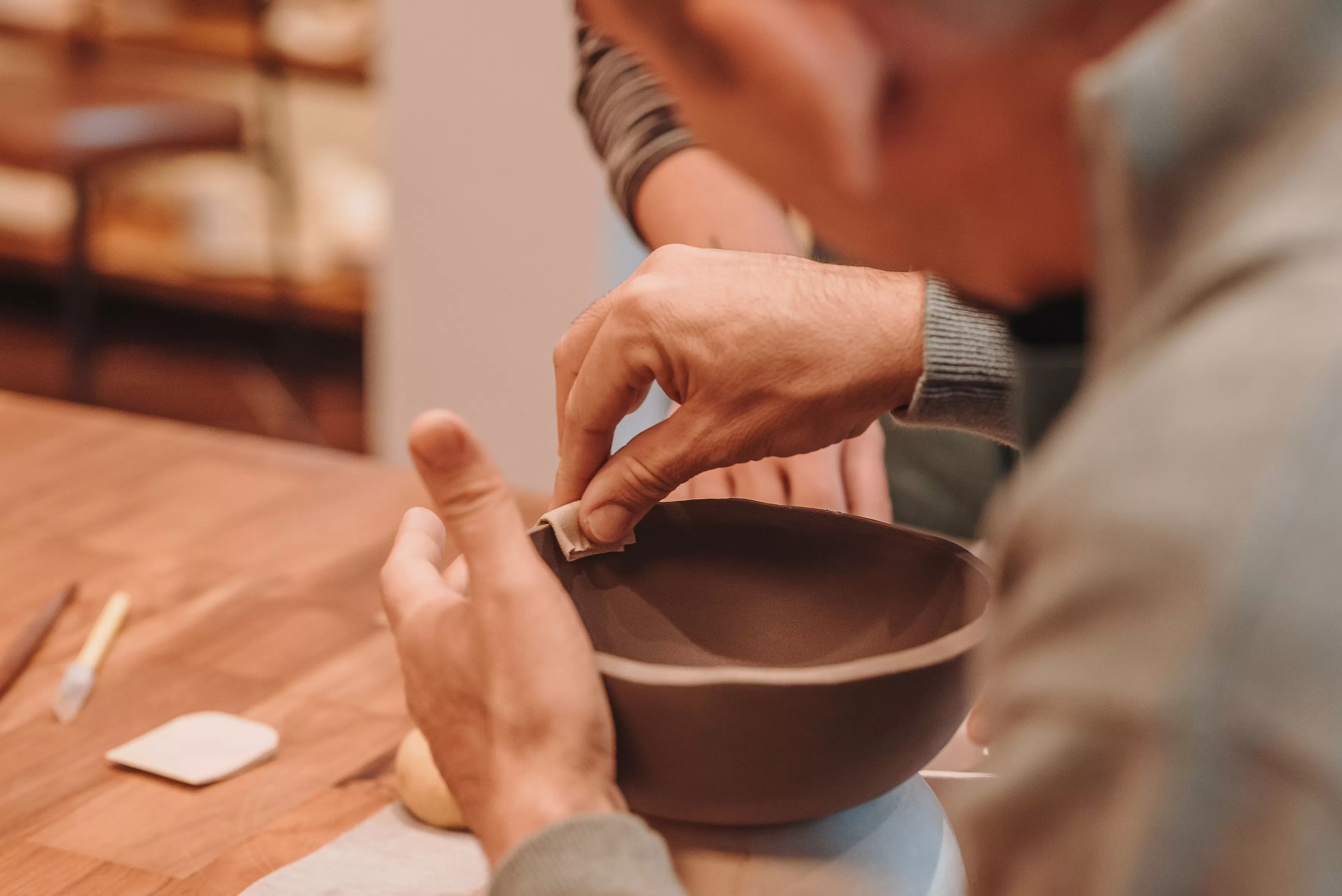 Cerâmica artesanal conquista iniciantes e ganha força como tendência de decoração