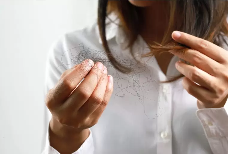 Queda de cabelo no inverno: o que é normal e quando se preocupar?