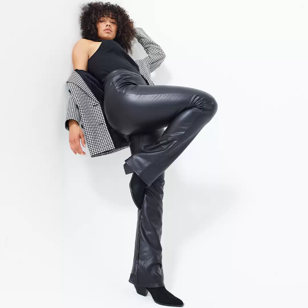 Calzedonia apresenta coleção de leggings com efeito couro e revestimento térmico