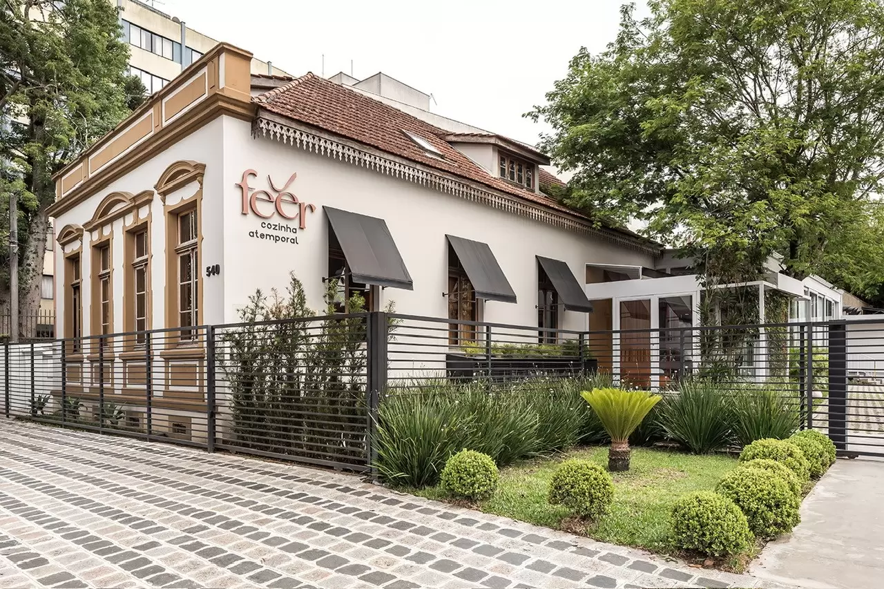 Arquitetura do Feér traduz a magia da cozinha vibrante de Lênin Palhano