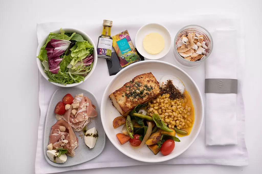 Chef Débora Shornik leva sabores amazônicos para o menu de bordo internacional da LATAM Airlines