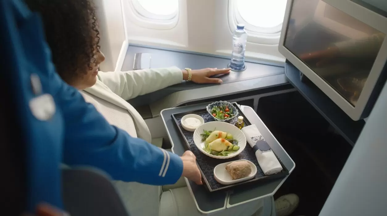 KLM implanta inteligência artificial para combater o desperdício de alimentos