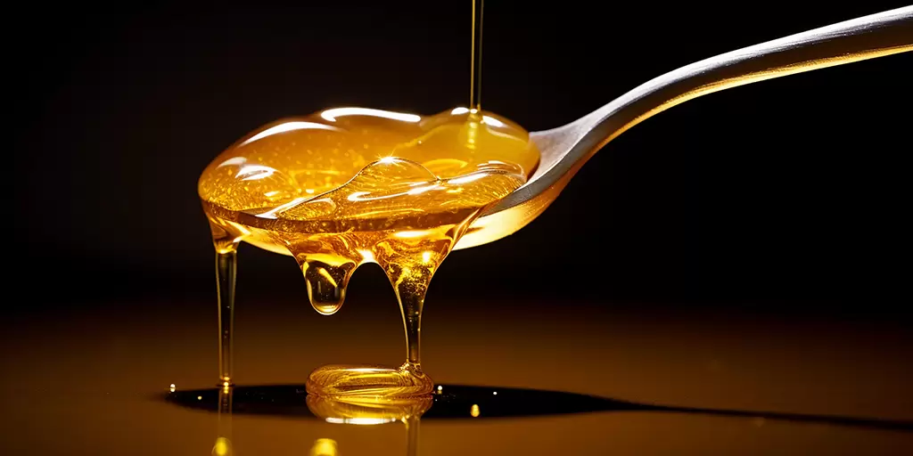 Confira motivos e dicas práticas para substituir o açúcar refinado por mel no dia a dia