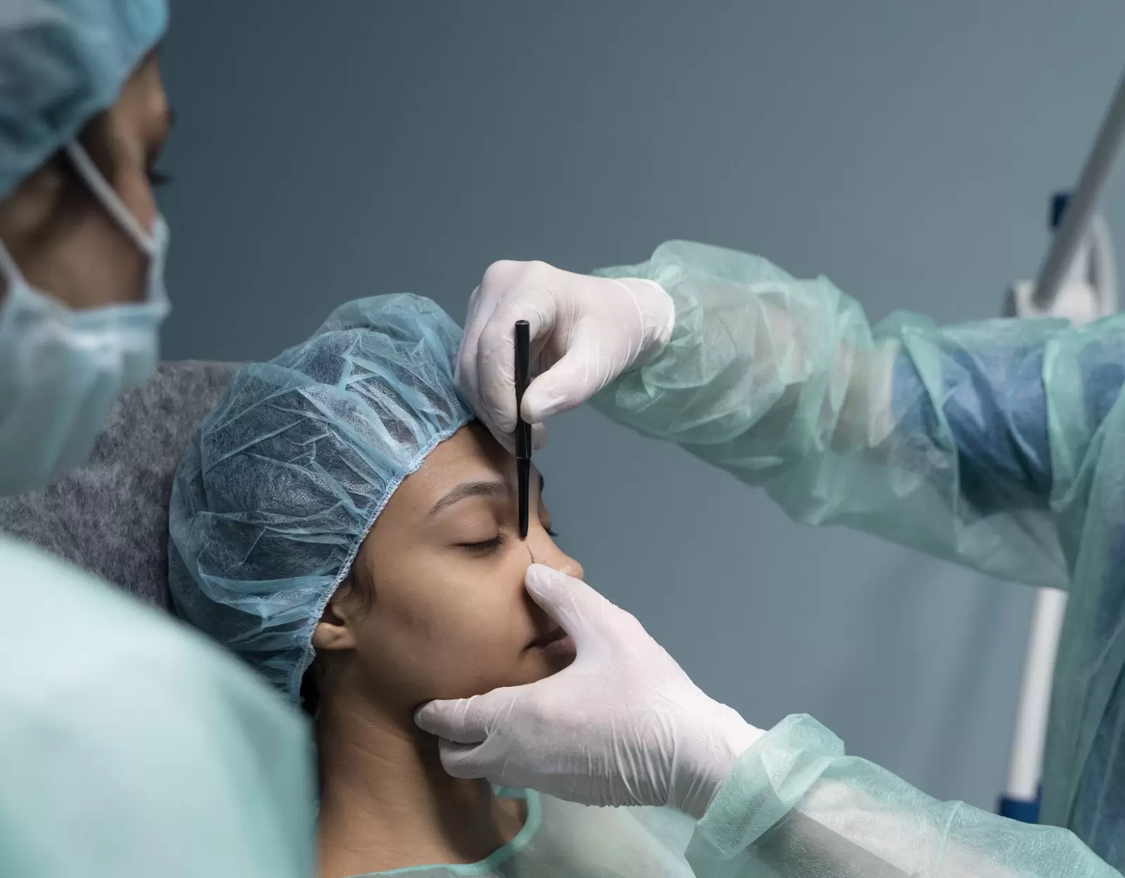 Tradicionais cirurgias plásticas para rejuvenescimento dão lugar a procedimento por imagem