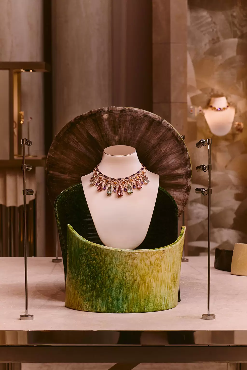 Bvlgari revela a coleção de luxo Polychroma com um desfile único no Teatro Grego de Taormina, com a presença especial das embaixadoras globais