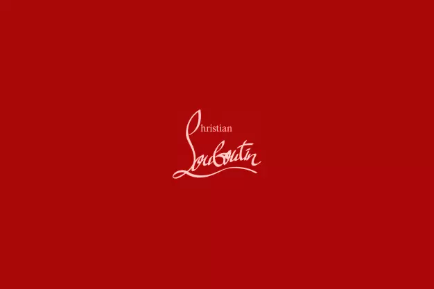 Christian Louboutin e seus sapatos na cor icônica Loubi Red