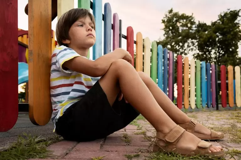 Likes, cobrança e ansiedade: os riscos emocionais da infância sob pressão