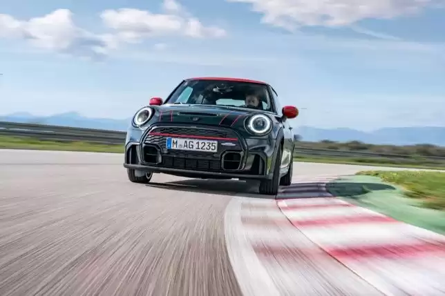 Estilo único e desempenho extremo: MINI apresenta John Cooper Works Hatch 3 Portas 2022