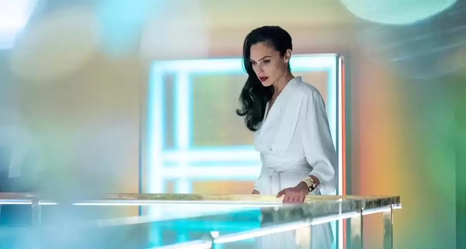 Gal Gadot usa o icônico bracelete Bone de Elsa Peretti® em seu novo filme, Mulher-Maravilha 1984