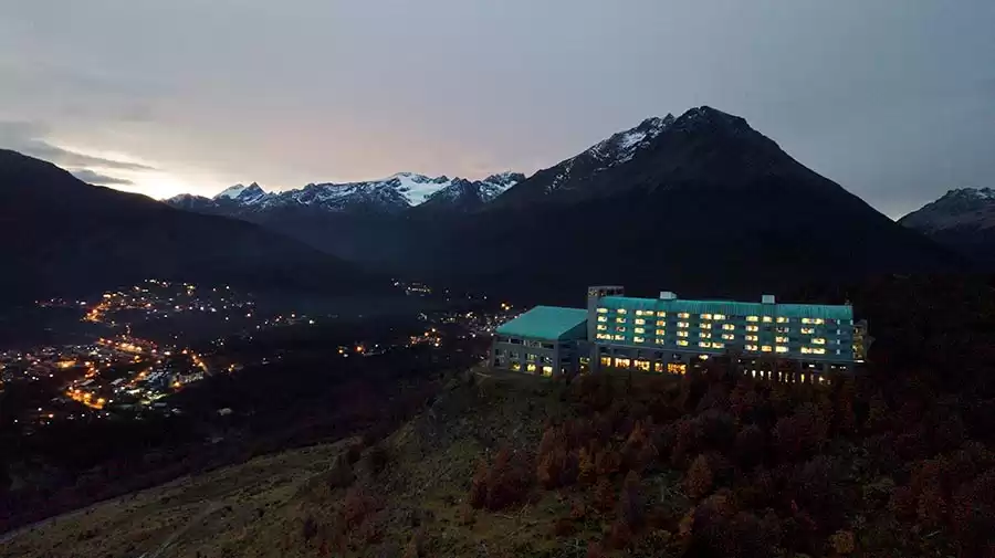 Hotel na Patagônia usa luzes das janelas para mensagem de ESPERANÇA