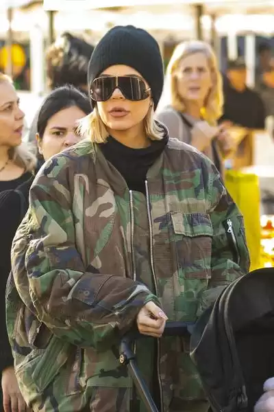 Khloe Kardashian usa óculos Carrera em LA 