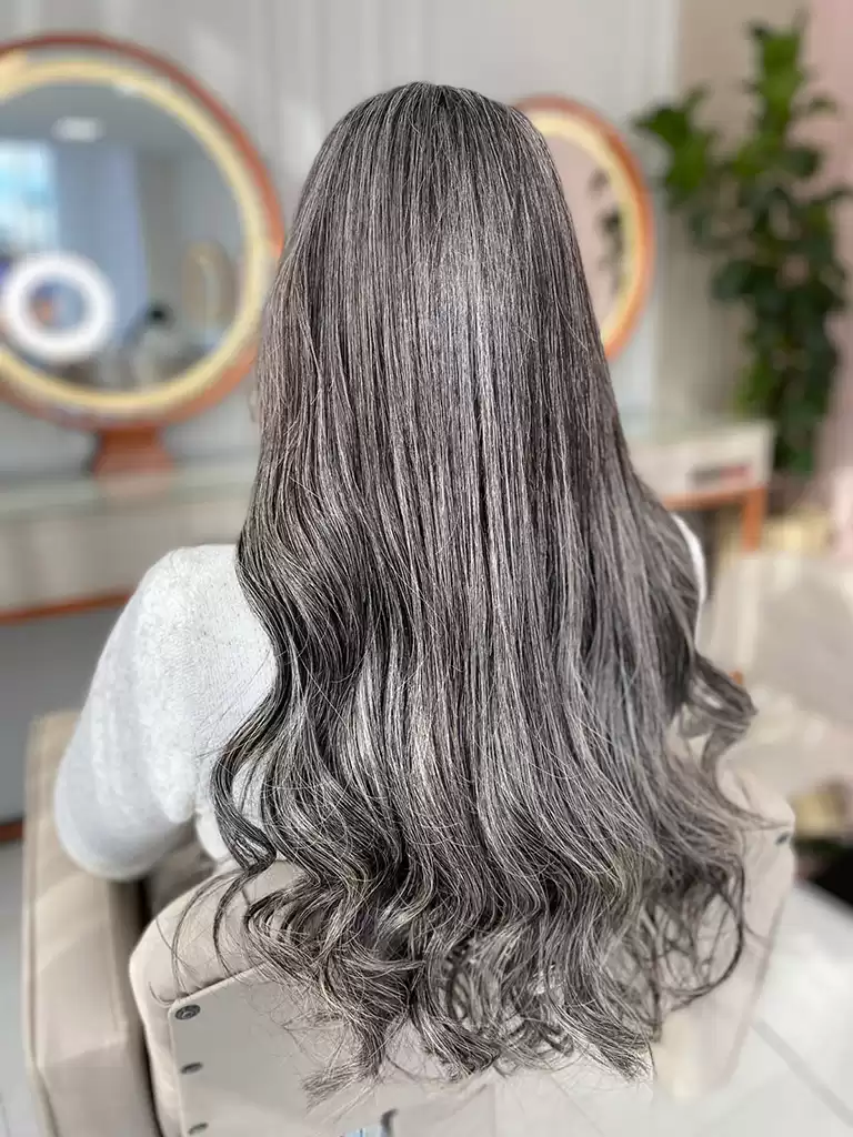 Mega Hair grisalho: cresce tendência dos fios acinzentados