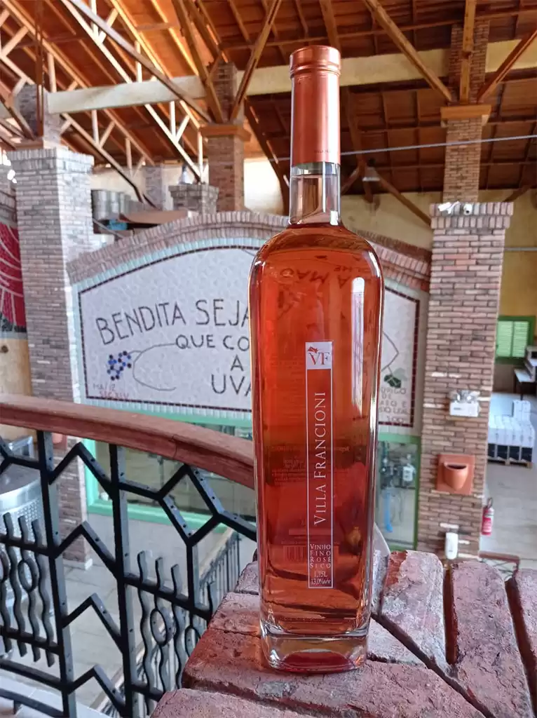 Mudança de safra e retomada de venda do VF Rose 1750 ml agitam a primavera na vinícola