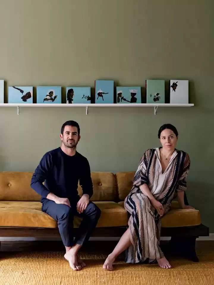 O casal de criativos João Paulo Siqueira Lopes, jornalista e art advisor, e Stephanie Wenk, diretora criativa da joalheria Sauer revela as cores de seu refúgio para a Casa Vogue