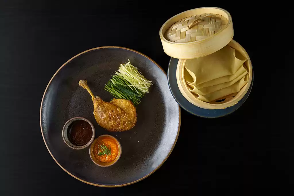 Peking Duck, um prato clássico chinês, está no Emy By Kazuo