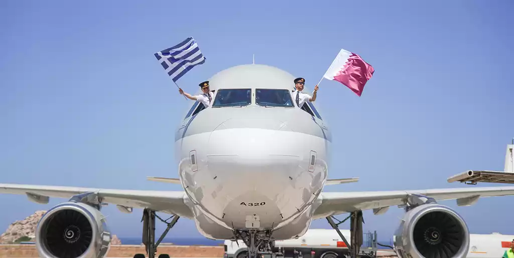 Qatar Airways chega a Santorini, na Grécia, e opera primeiro voo para a ilha