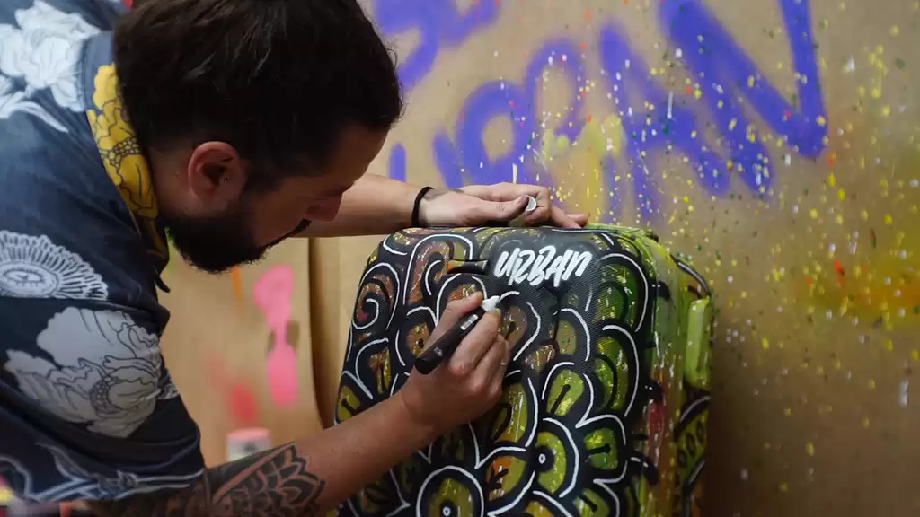 Sestini lança coleção exclusiva de malas de viagem pintadas à mão