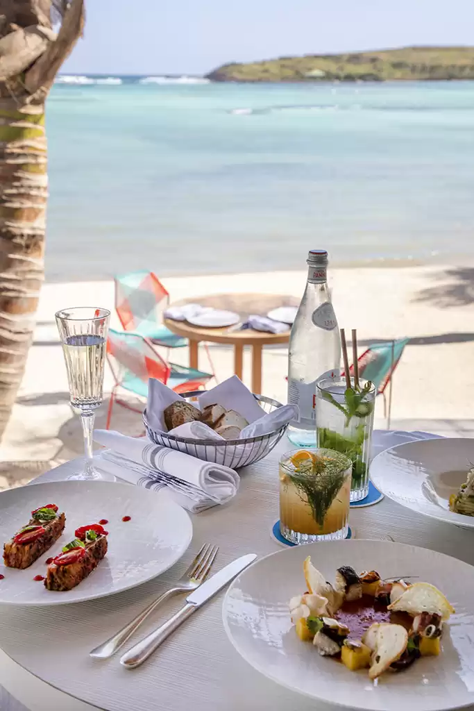 Temporada de Verão St Barth: Le Sereno relança seu beach club Plage, com delícias italianíssimas e menu especial de negronis