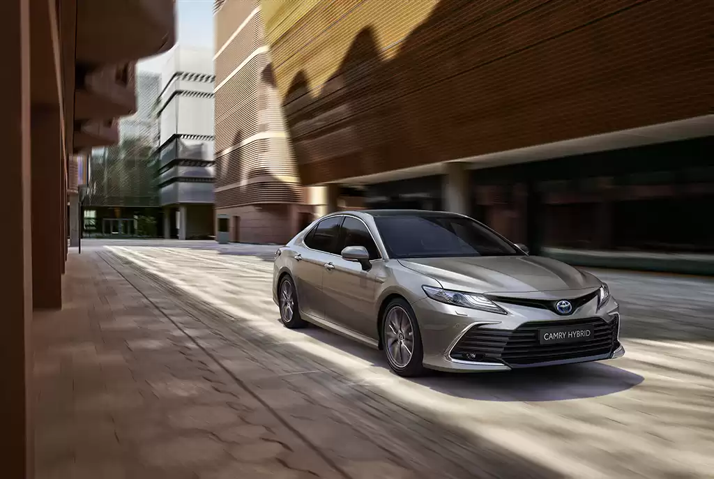 Toyota Camry retorna ao Brasil exclusivamente em versão híbrida