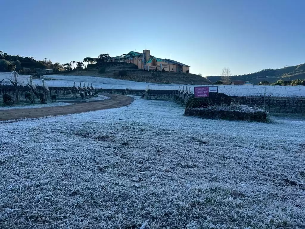 Villa Francioni amanhece branquinha com a geada